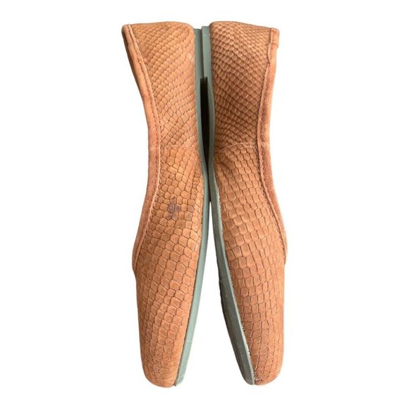 VINCE CAMUTO LEATHER FLAT 7 ½ brown/rust textured Snake-Embossed Pointed Toe  - Picture 10 of 13